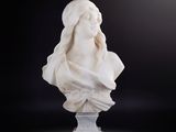 un buste de femme en marbre blanc sur un piédestal