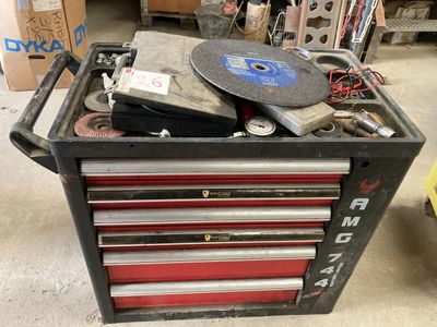 une boîte à outils posée sur laquelle se trouvent des outils, dans un garage