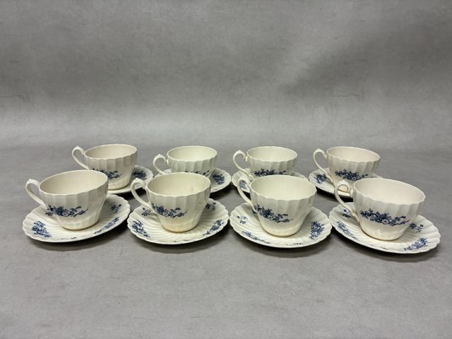 Suite de 8 tasses et sous tasses en porcelaine Anglaise modèle « 