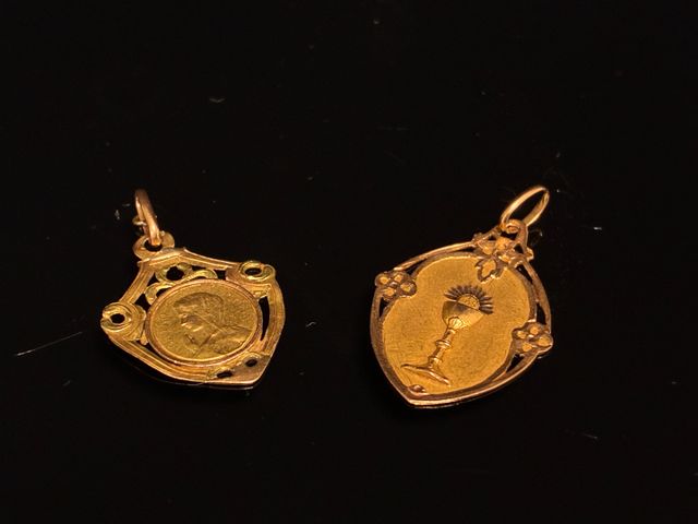 Deux pendentifs de naissance en or 18 carats 750 millièmes. En rè...