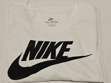 une chemise blanche avec un logo Nike noir dessus