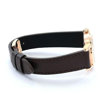 bracelet en cuir marron avec un fermoir doré sur fond blanc