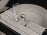 une bague qui se trouve dans une boîte sur une table