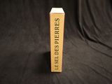 une photo d'un livre posé sur une table