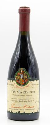 une bouteille de vin posée sur une table