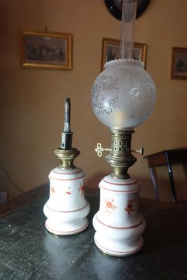 deux lampes posées sur une table, avec des tableaux accrochés au mur