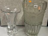 deux vases posés l'un à côté de l'autre sur une table