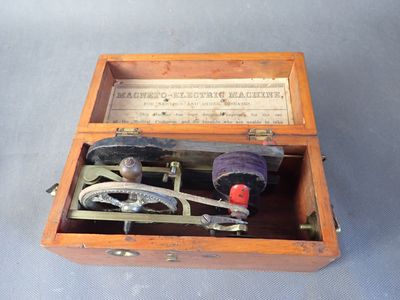 une petite boîte en bois contenant une machine à coudre