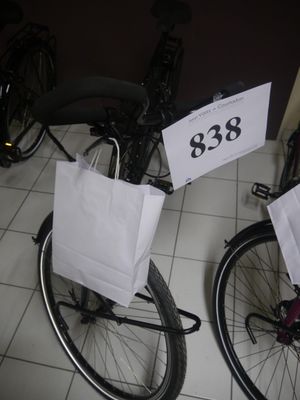 deux vélos posés l'un à côté de l'autre par terre