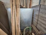 plusieurs pièces de bois sont empilées dans une pièce