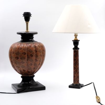 une paire de lampes sur fond blanc, dont l'une est blanche et repose sur un socle noir