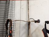 plusieurs outils accrochés au mur du garage