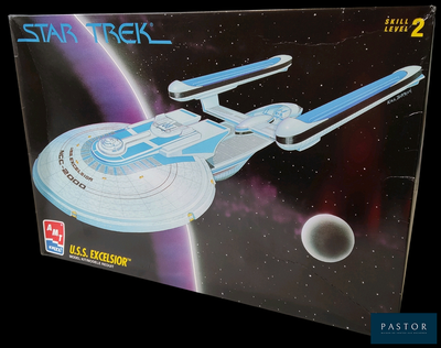 une boîte contenant une maquette d'un vaisseau de Star Trek