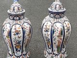 deux vases posés sur le trottoir