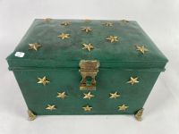Coffret en tôle peinte verte, rehaussé d'étoiles dorées, sur… (photo 2)