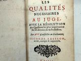 un livre écrit posé sur une table