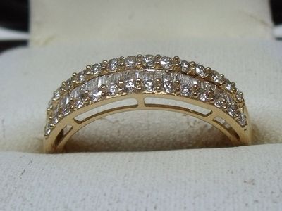 Bague en or jaune 18K, sertie d’un rang de diamants baguette…