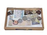 une boîte en bois remplie de pièces de monnaie de différentes sortes