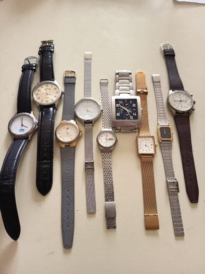 un grand nombre de montres posées sur une table