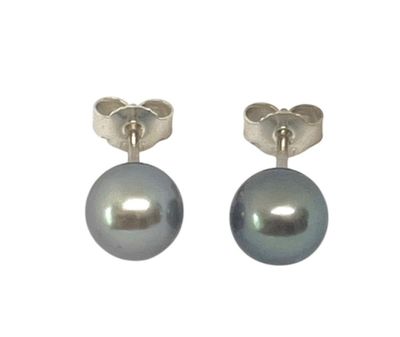Paire de puces d'oreilles en argent retenant chacune une per…