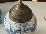 un vase bleu et blanc posé sur une table