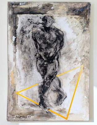 une peinture en noir et blanc représentant un homme portant un triangle jaune