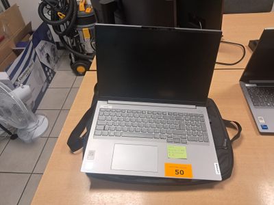 deux ordinateurs portables posés sur une table
