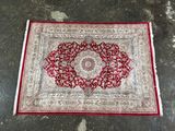 un tapis rouge et blanc orné d'un motif en médaillon