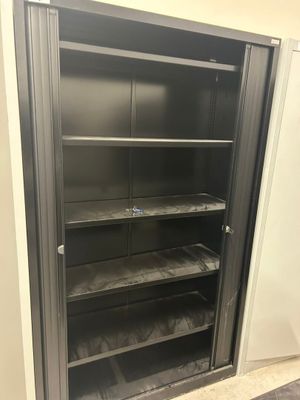 une armoire métallique avec des étagères dans une pièce