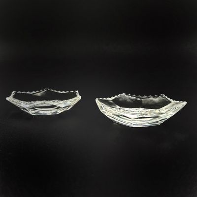 deux bols en verre posés sur une table noire