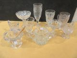 beaucoup d'objets en verre qui se trouvent sur la table
