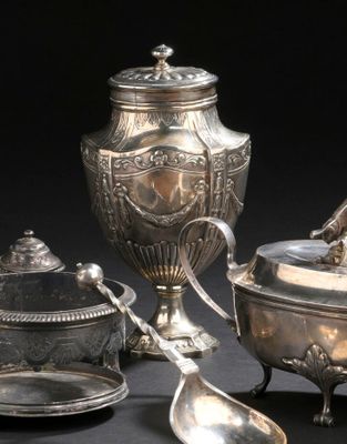 beaucoup d'objets en argent posés sur une table