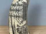une dent de baleine sur laquelle est dessiné un bateau