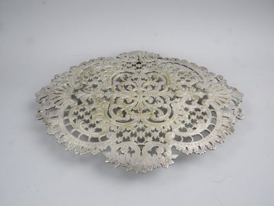 une assiette en argent ornée d'un motif décoratif