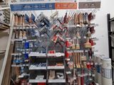 un grand présentoir d'outils accroché au mur d'un magasin