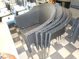 plusieurs chaises et une table dans une pièce au sol à carreaux