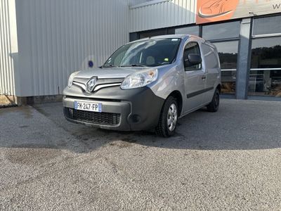 la camionnette grise est garée devant un bâtiment