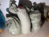 de nombreux sacs poubelles posés par terre près d'un mur