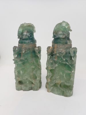 paire de figurines en jade vert représentant un chien et un chat