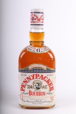 une photo d'une bouteille de brandy posée sur une table