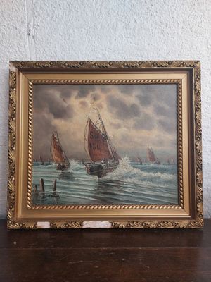 une peinture à l'huile représentant un voilier en mer, avec d'autres bateaux en arrière-plan