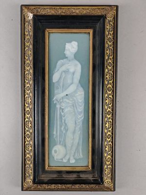 une vieille photo d'une femme tenant un vase, dans un cadre noir
