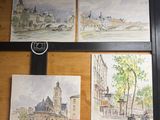 trois tableaux accrochés au mur d'une pièce