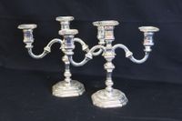 Paire de chandeliers à trois bras de lumière en métal argent… (photo 5)