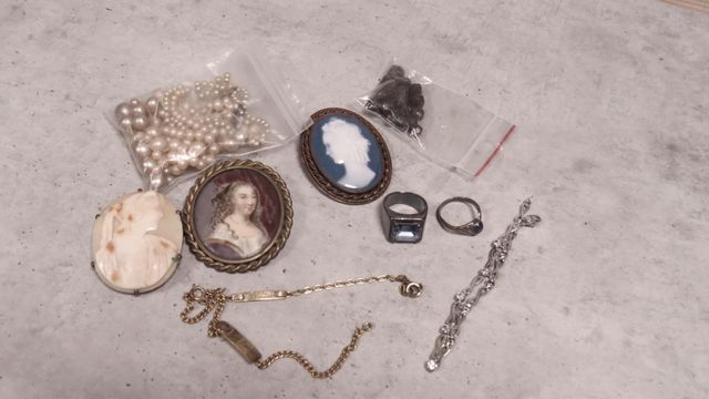 Ensemble de bijoux fantaisies : trois broches ovales, bracelet ar...