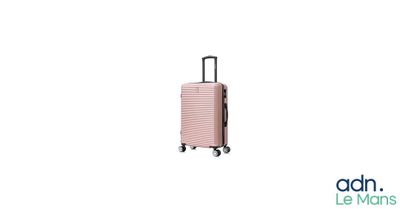 une valise rose posée sur des roulettes, sur une surface blanche