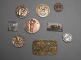 plusieurs types de pièces d'argent et d'or sur une surface grise