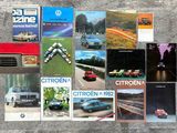 plusieurs livres posés sur une table, avec une voiture au milieu