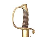 une épée d'aspect très ancien, dotée d'une très longue poignée