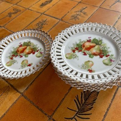 deux assiettes remplies de fruits posées sur une table